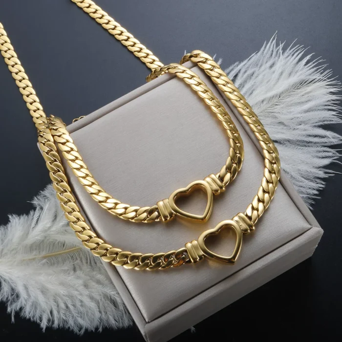 58135999-1.jpg Gold-plattierte wasserdichte Edelstahlschmuck Set Luxus Liebe Herzform Kette Halskette Armband Set für Frauen – Bild 1