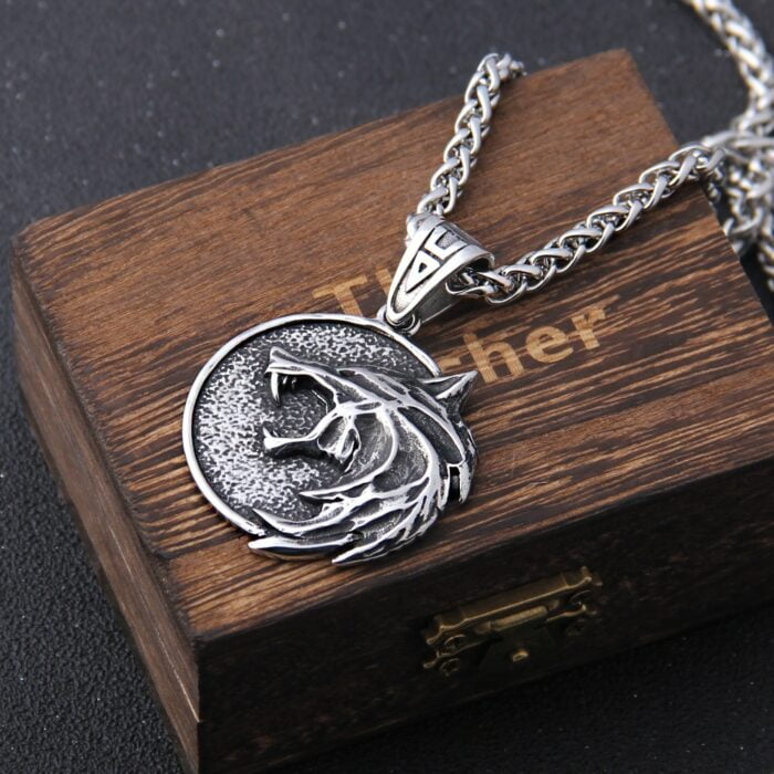 the Wizard wolf head pendant necklace for Geralt with a The Wild Hunt 3 Figure TV – Bild 5