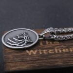 the Wizard wolf head pendant necklace for Geralt with a The Wild Hunt 3 Figure TV – Bild 6