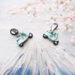 Charm Anhänger für Armband Motorroller hellblau Emaille silber Karabiner – Bild 3